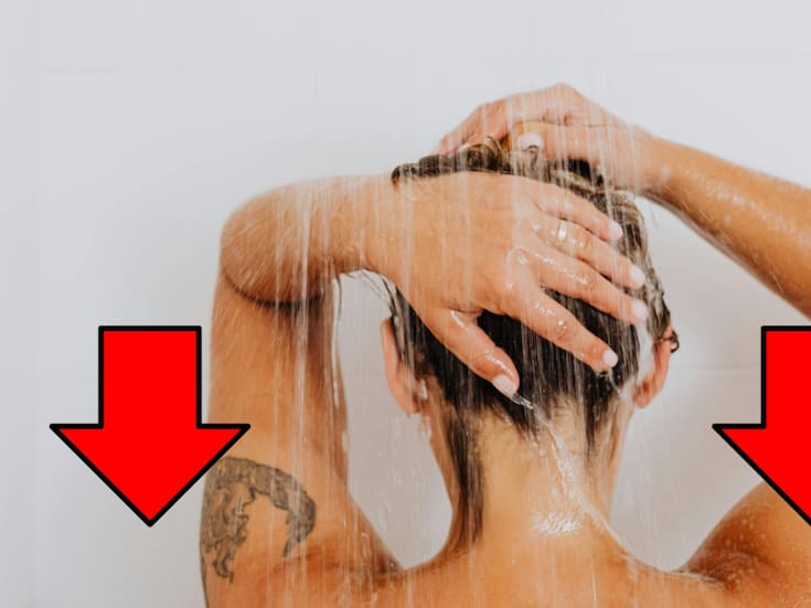 Dermatólogos recomiendan bañarse de arriba hacia abajo ¿por qué el cabello debe ser lo primero para evitar que residuos dañen tu piel?