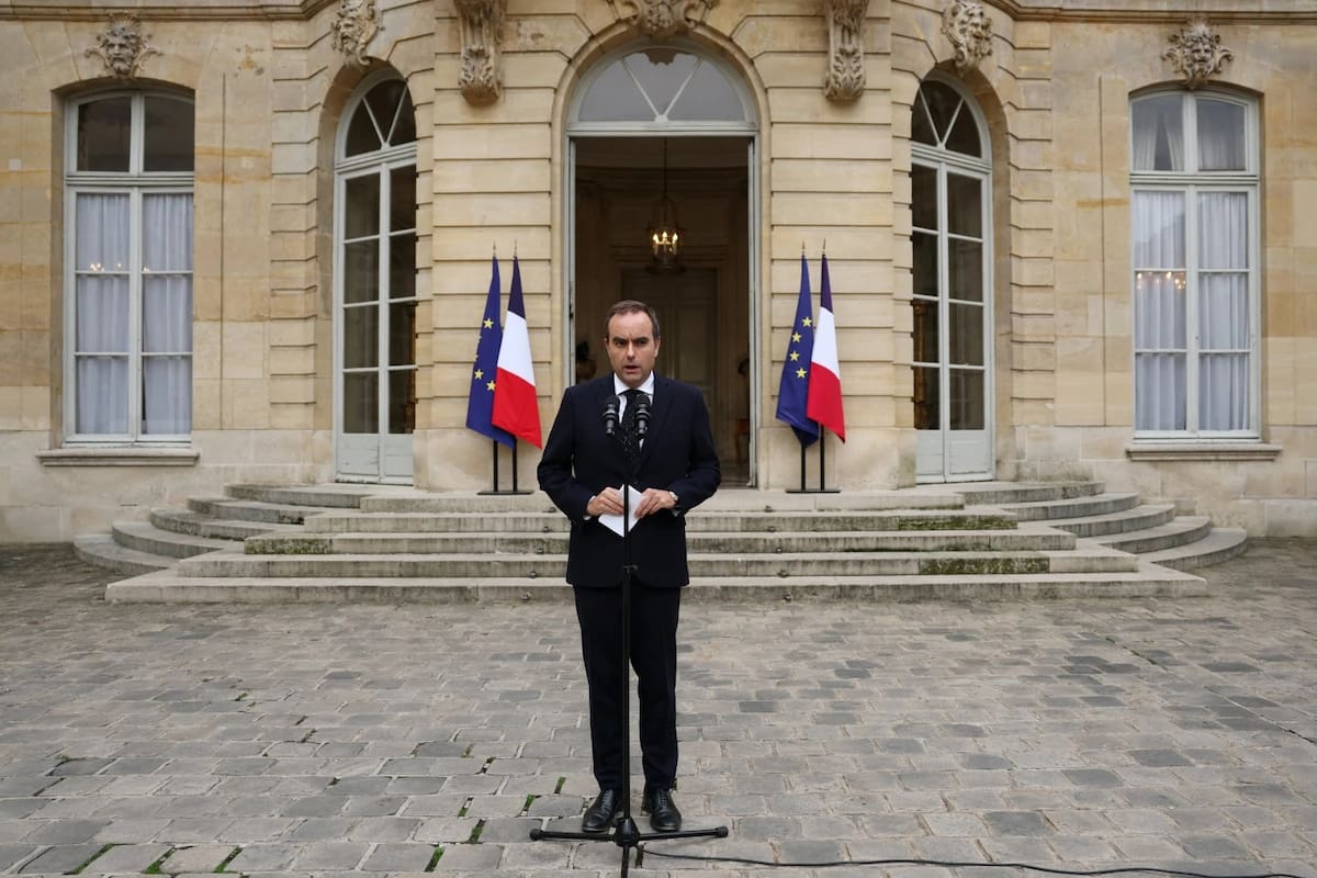 El primer ministro saliente francés, Sébastien Lecornu, quien dimitió apenas un día después de formar su gobierno, pronuncia su discurso en el Hotel Matignon de París, el lunes 6 de octubre de 2025. | Crédito: Stephane Mahe/Pool vía AP