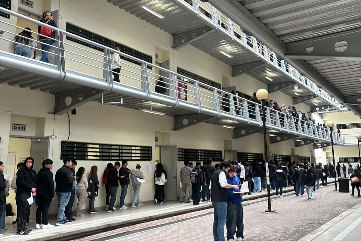 Acuden cientos a examen de admisión de UABC