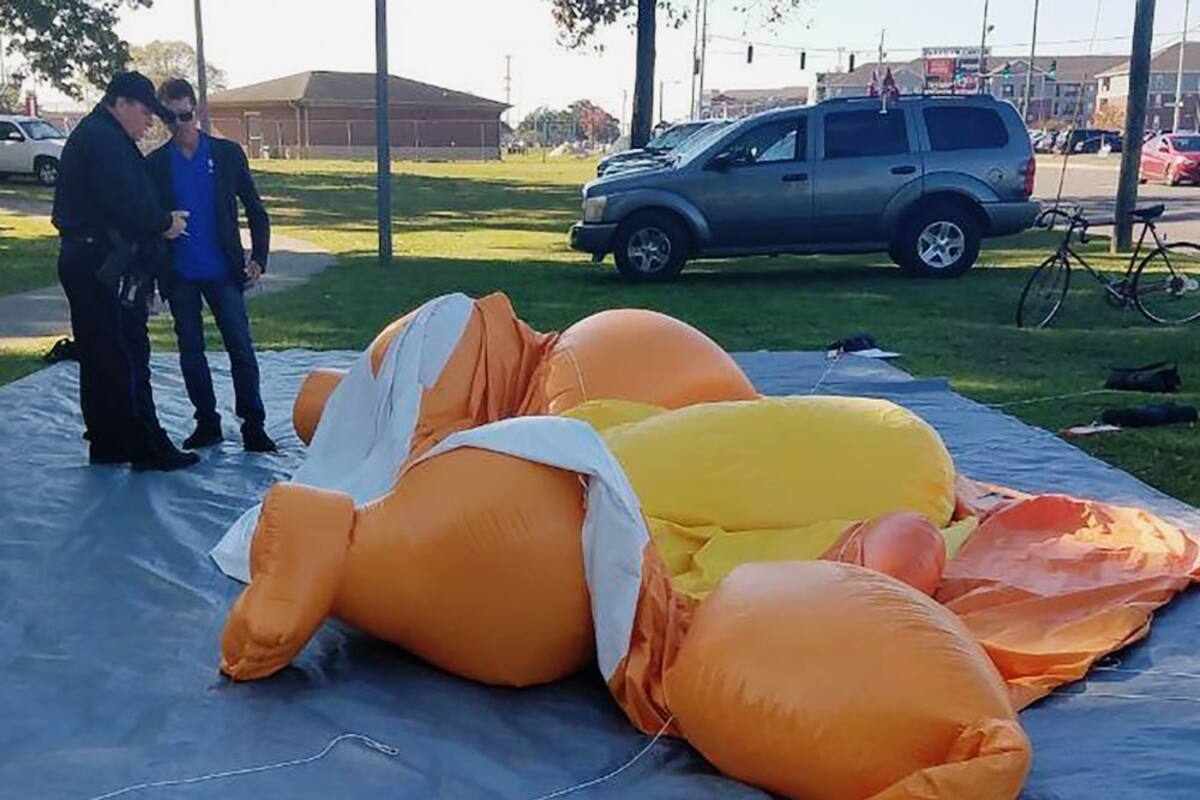 Hombre corta y desinfla a "Baby Trump" en manifestación