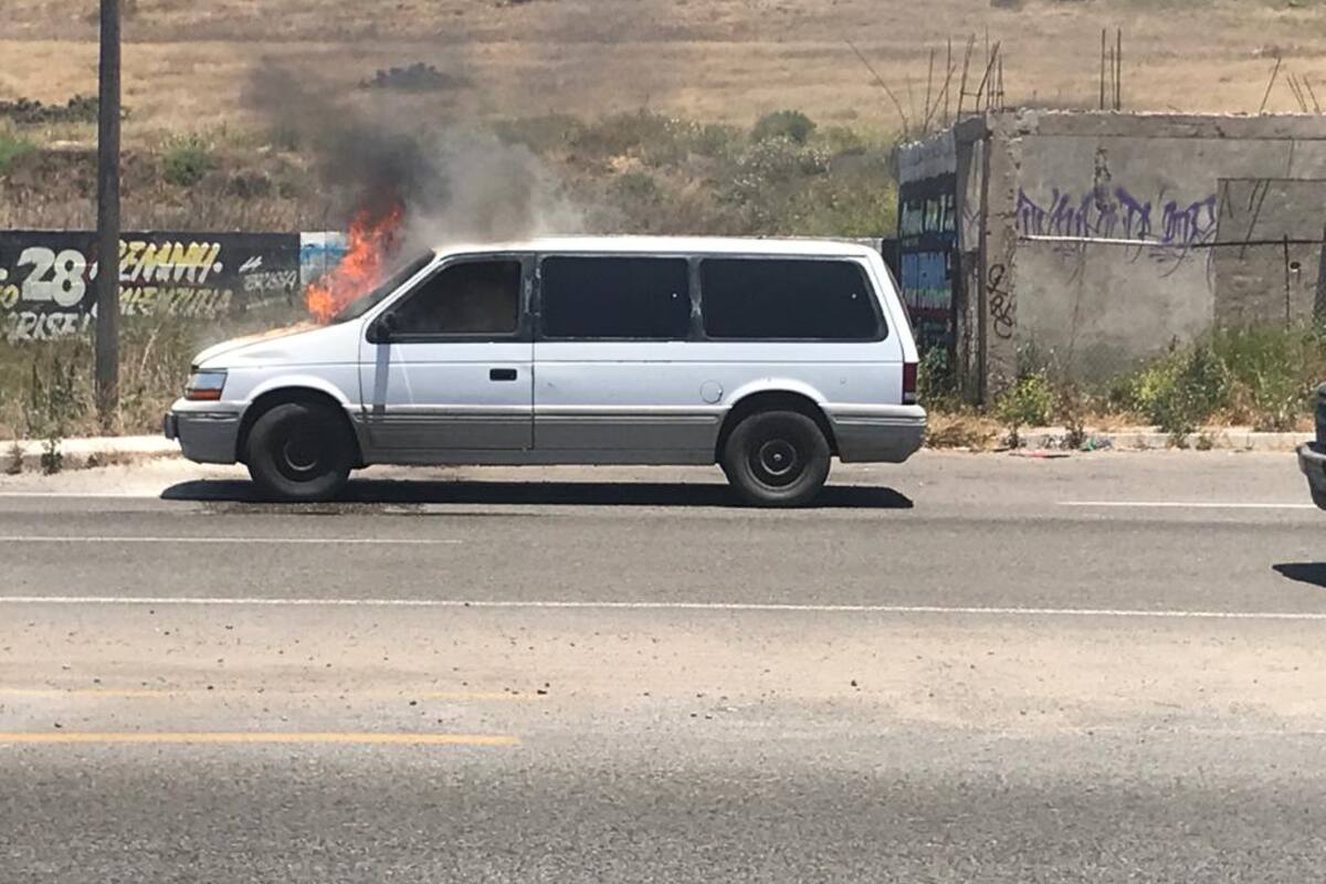 Se incendia camioneta al esperar en retén de Rosarito