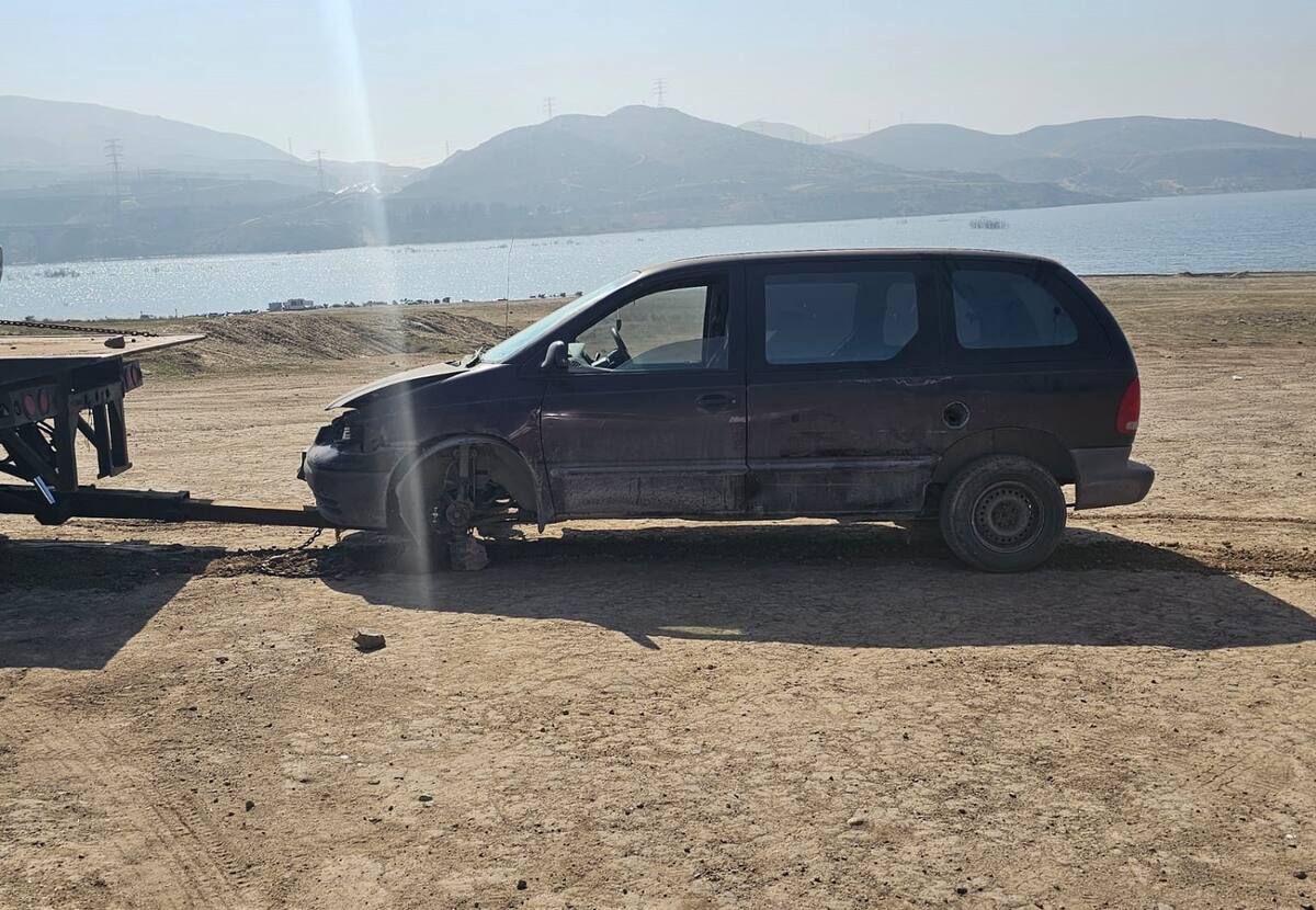 Uno de los vehículos asegurados es una vagoneta Chrysler Voyager, modelo 1996, guinda, con placas de circulación de California.