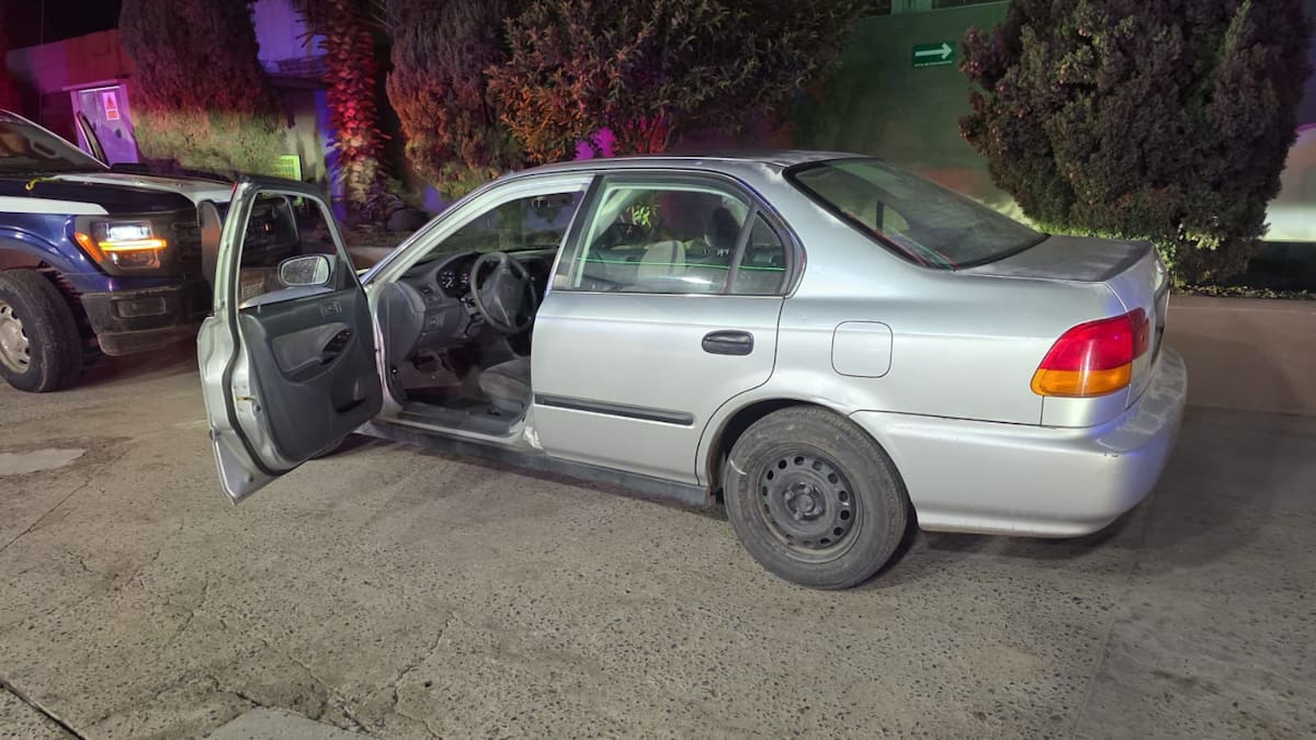 Una pareja que viajaba con dos menores fue detenida en Rosarito tras ser sorprendida en posesión de un vehículo con reporte de robo y una lona con un mensaje de un presunto grupo delictivo. Foto: Cortesía