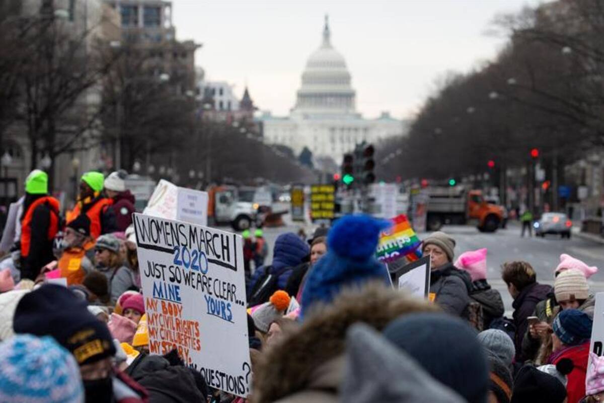 "Un violador en tu camino" llega a la Casa Blanca; feministas cantan a Trump