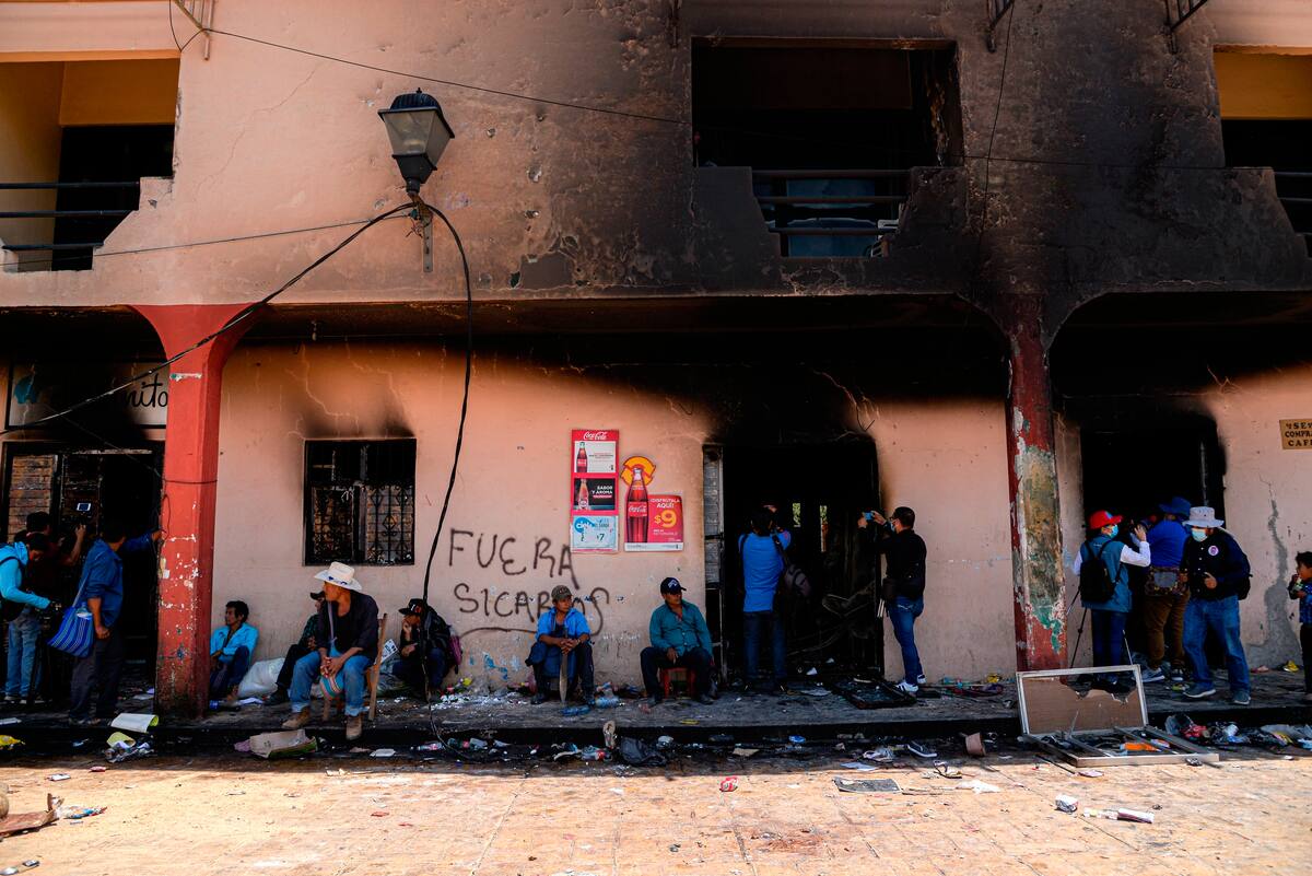 Autodefensas "El Machete" quemaron una casa hoy, por la presencia del crimen organizado en el municipio de Pantelhó, estado de Chiapas (México). EFE/Carlos López