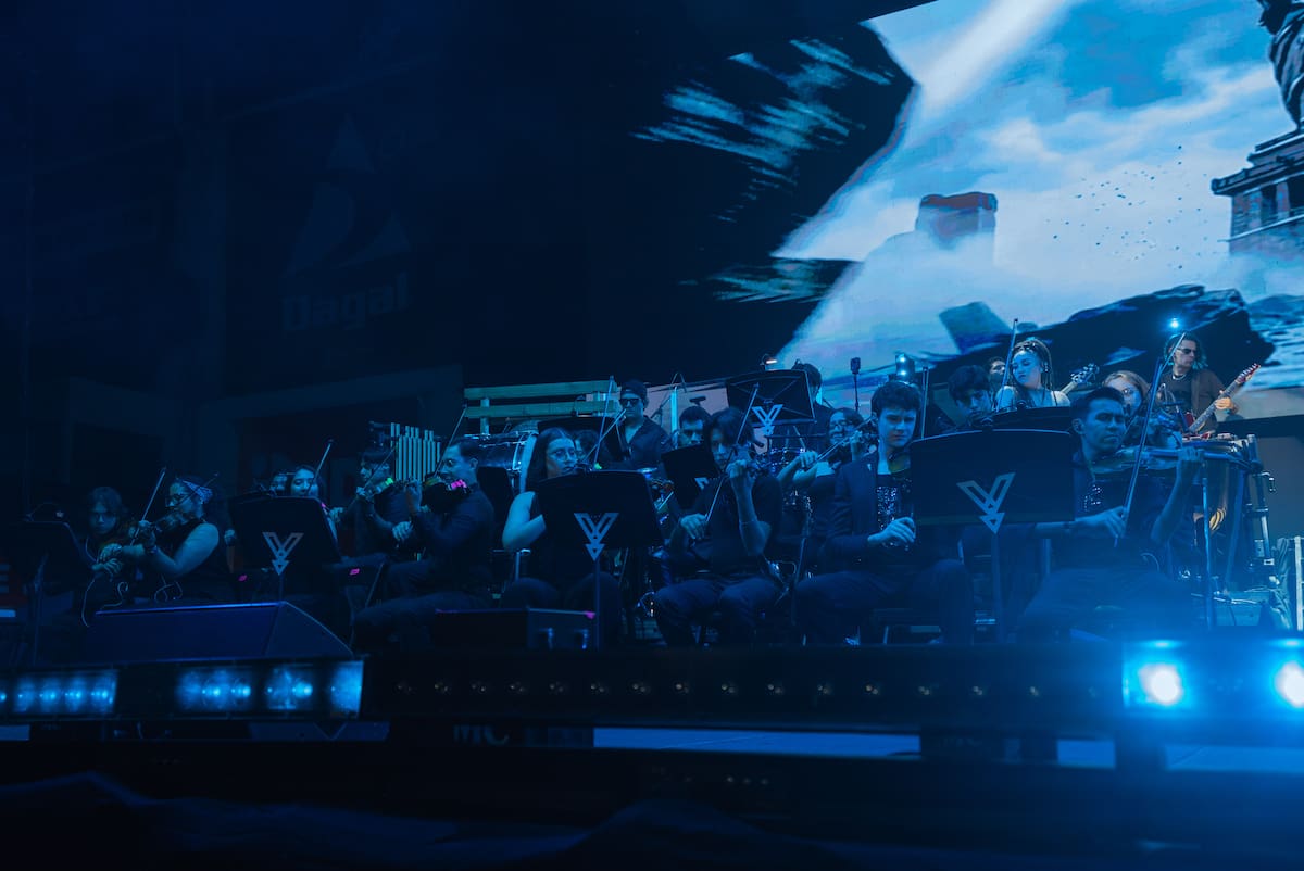 Durante el concierto tuvieron que apoyarse en las indicaciones visuales del director y en sistemas de monitoreo que les permitían seguir el ritmo y mantenerse sincronizados l Foto: Cortesía