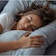 Dormir abrazado a la almohada: qué revela sobre tu personalidad, según la psicología