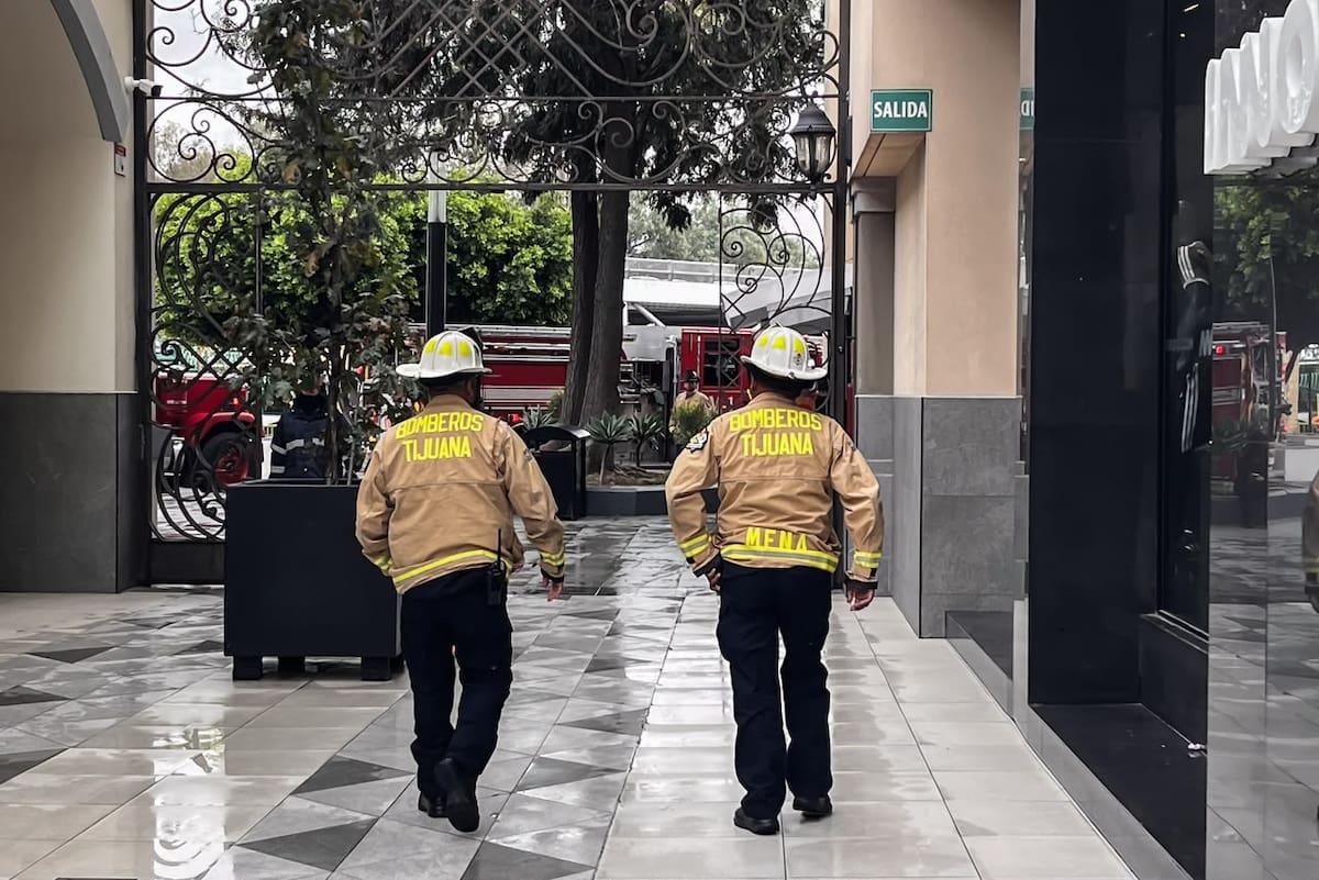 Bomberos acudió a Cinépolis de Plaza Río tras un cortocircuito en una máquina de palomitas. Foto: Border Zoom