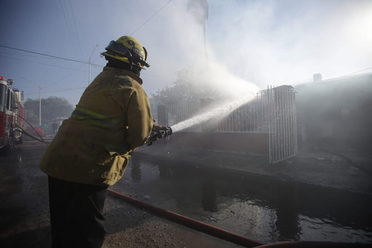 Seis casas consumidas por el fuego en colonia Baja California