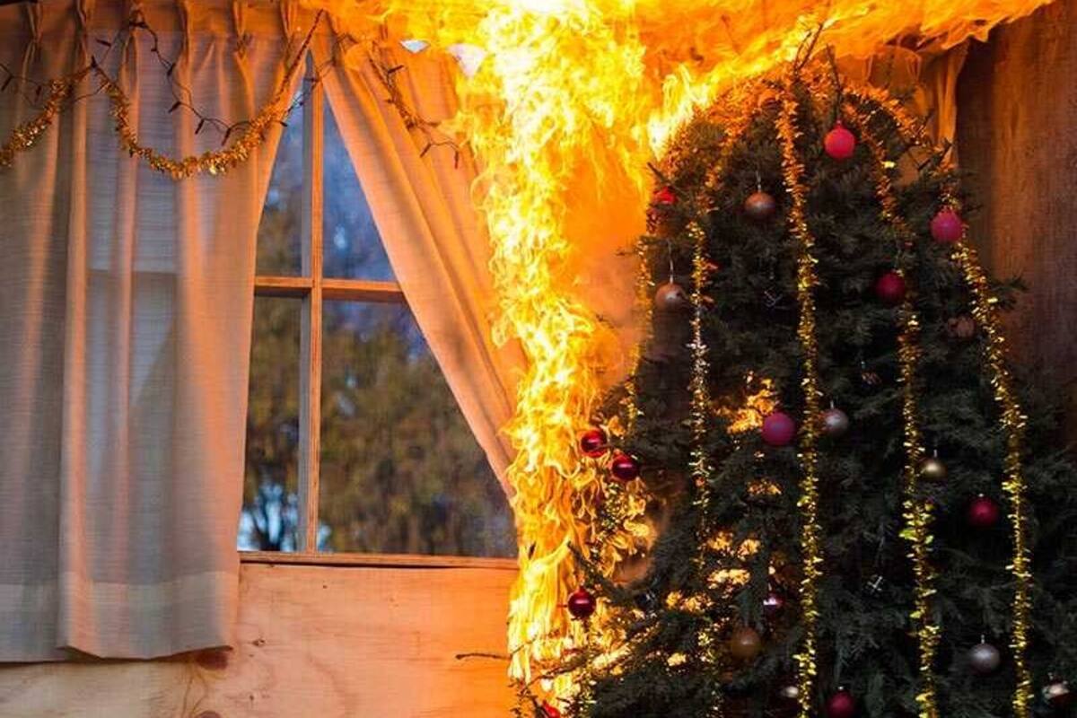 Registran hasta 15 incendios de viviendas por focos navideños en temporadas decembrinas