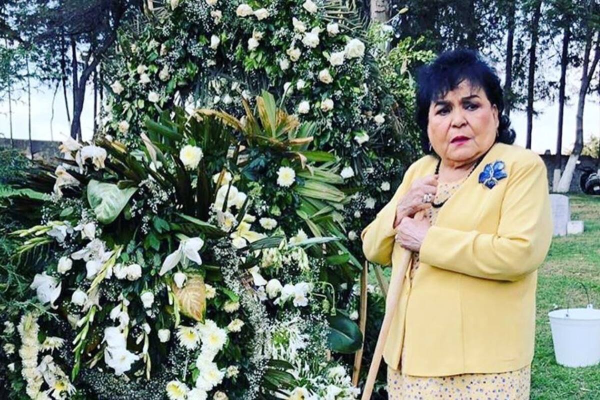 Califican de oportunista a Carmelita Salinas por barrer tumba de Edith González