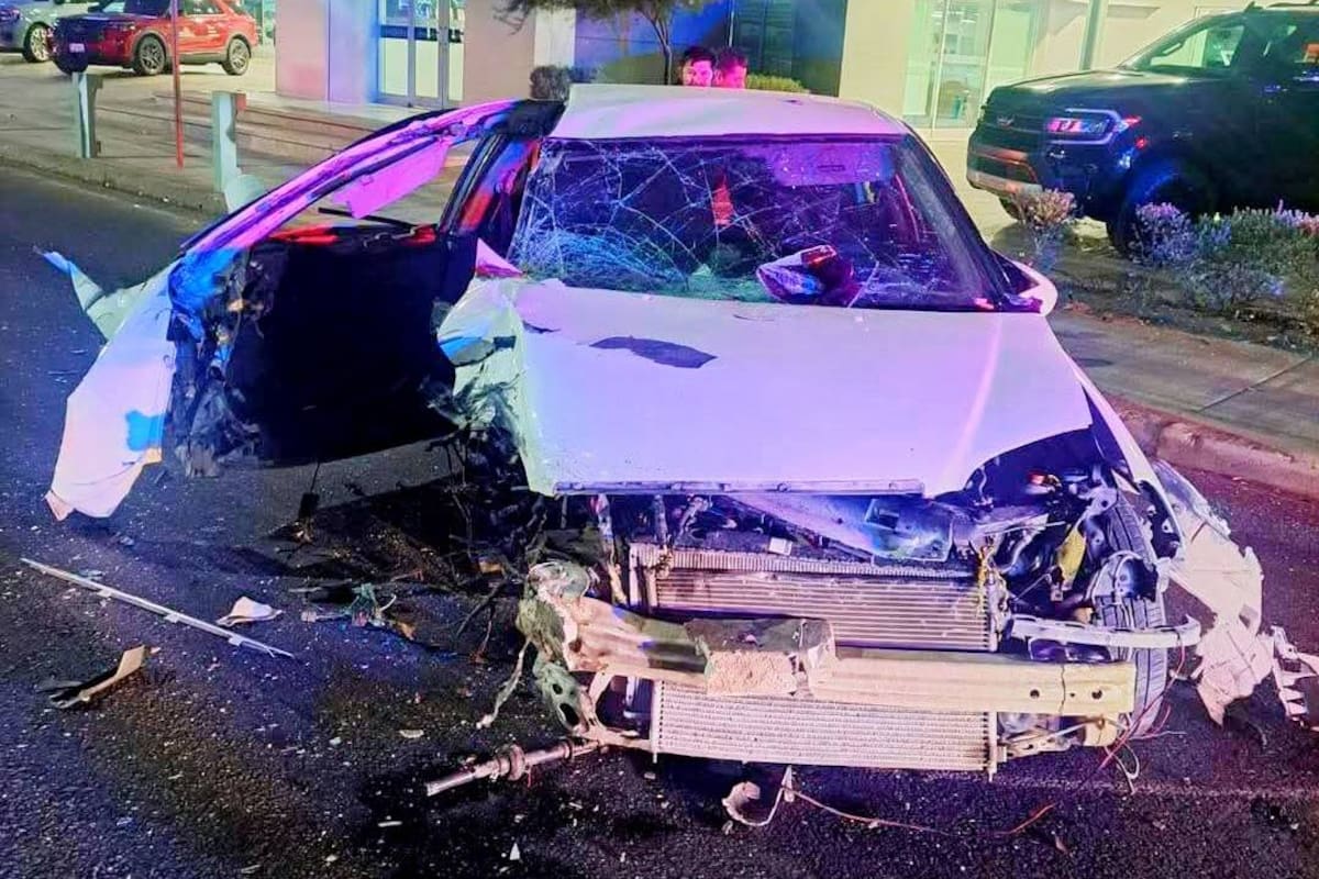 Conductor se estrella contra agencia automotriz