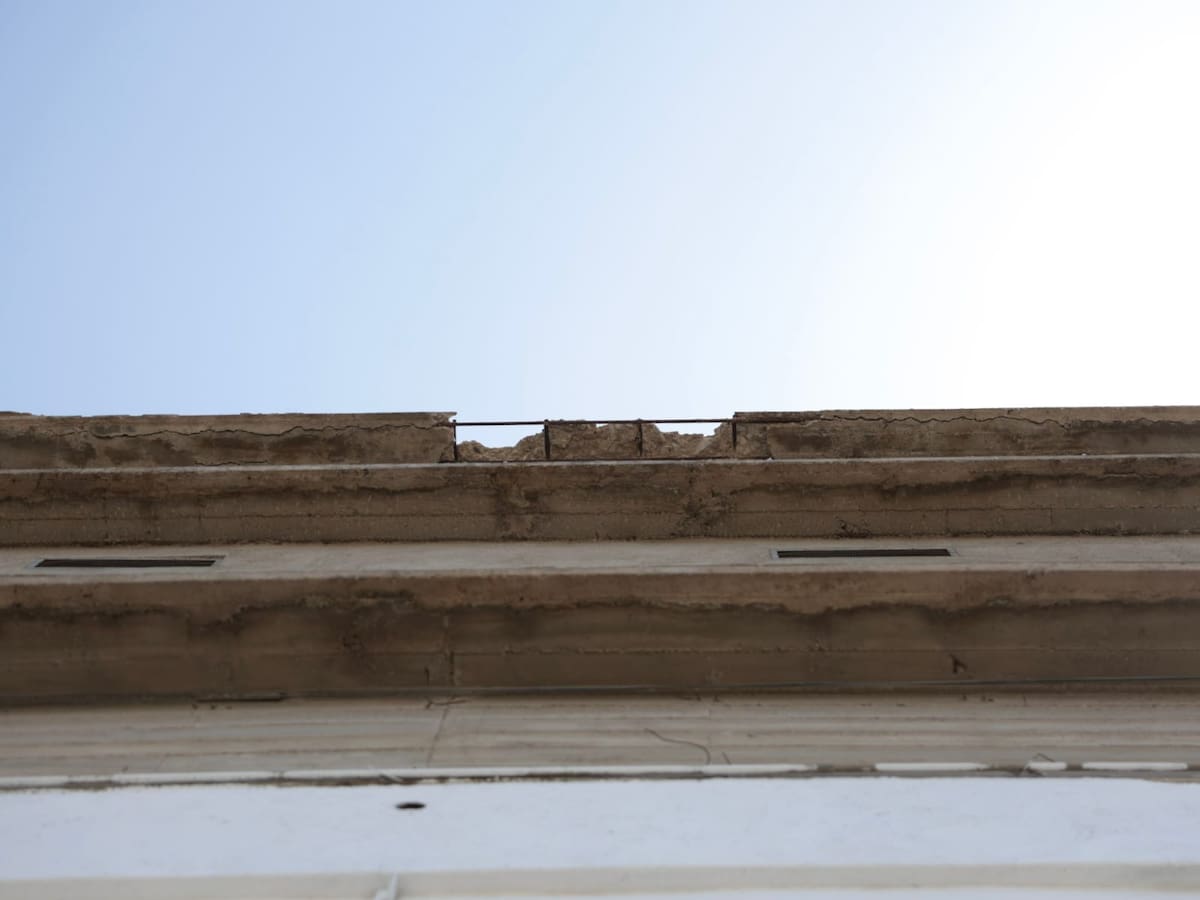 El Gobierno Municipal descartó daños estructurales en el inmueble, pero detectó desgaste en la fachada y ordenó a los propietarios realizar trabajos de mantenimiento y aseguramiento. Foto: Javier Gallegos