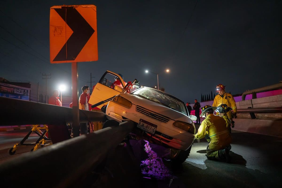 Auto termina sobre muro en bulevar Federico Benítez