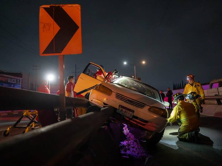 Auto termina sobre muro en bulevar Federico Benítez