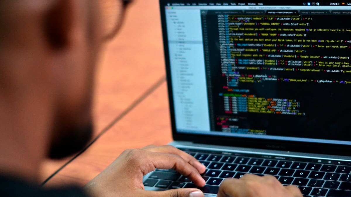 Más de 16 años cumplirá condena exmarinero de la Marina de EEUU por espionaje a favor de China; el acusado envío una carta reveladora a la jueza