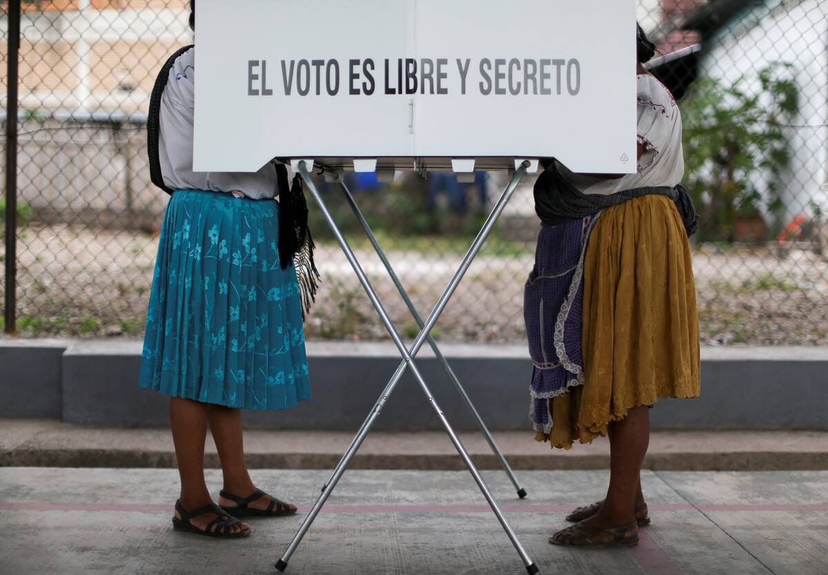 Personas llenan sus papeletas en una casilla electoral durante las elecciones intermedias en Atzacoaloya, estado de Guerrero, México. 6 de junio de 2021. REUTERS/Edgard Garrido
