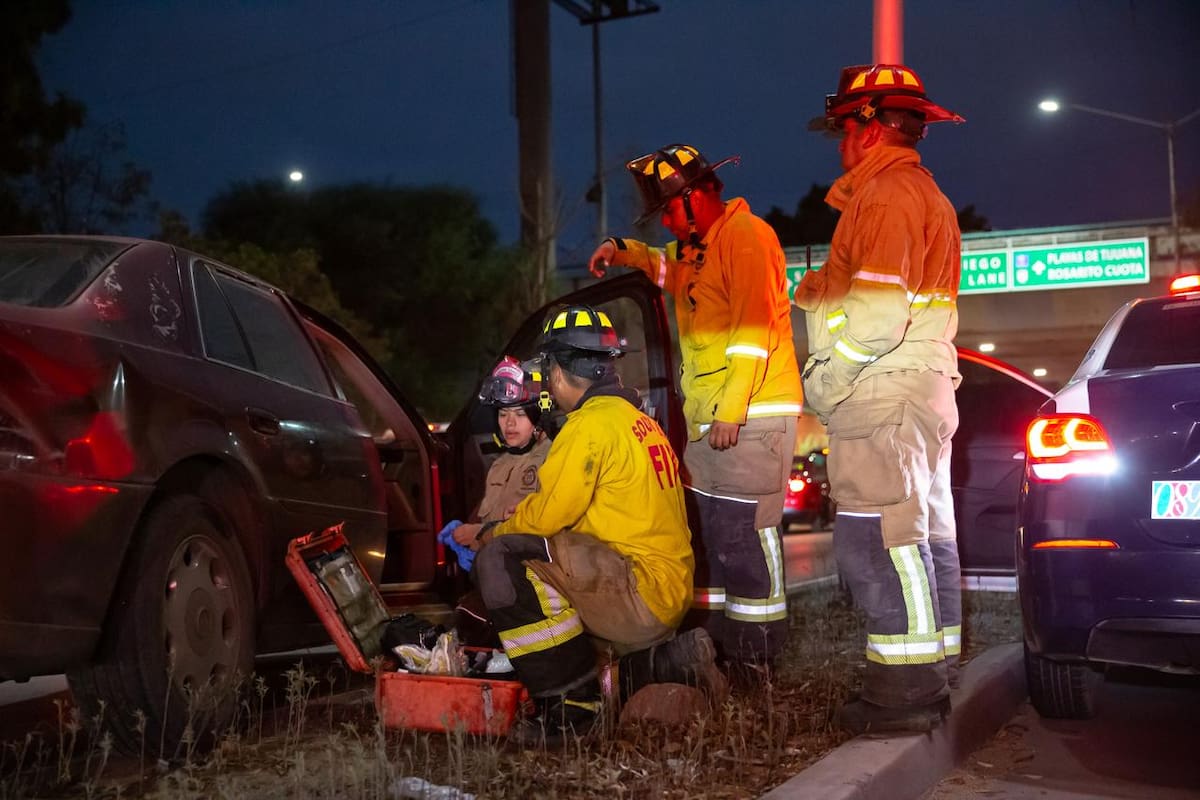 Una mujer resultó con lesiones menores y fue atendida en el lugar por los cuerpos de auxilio. Foto: Border Zoom