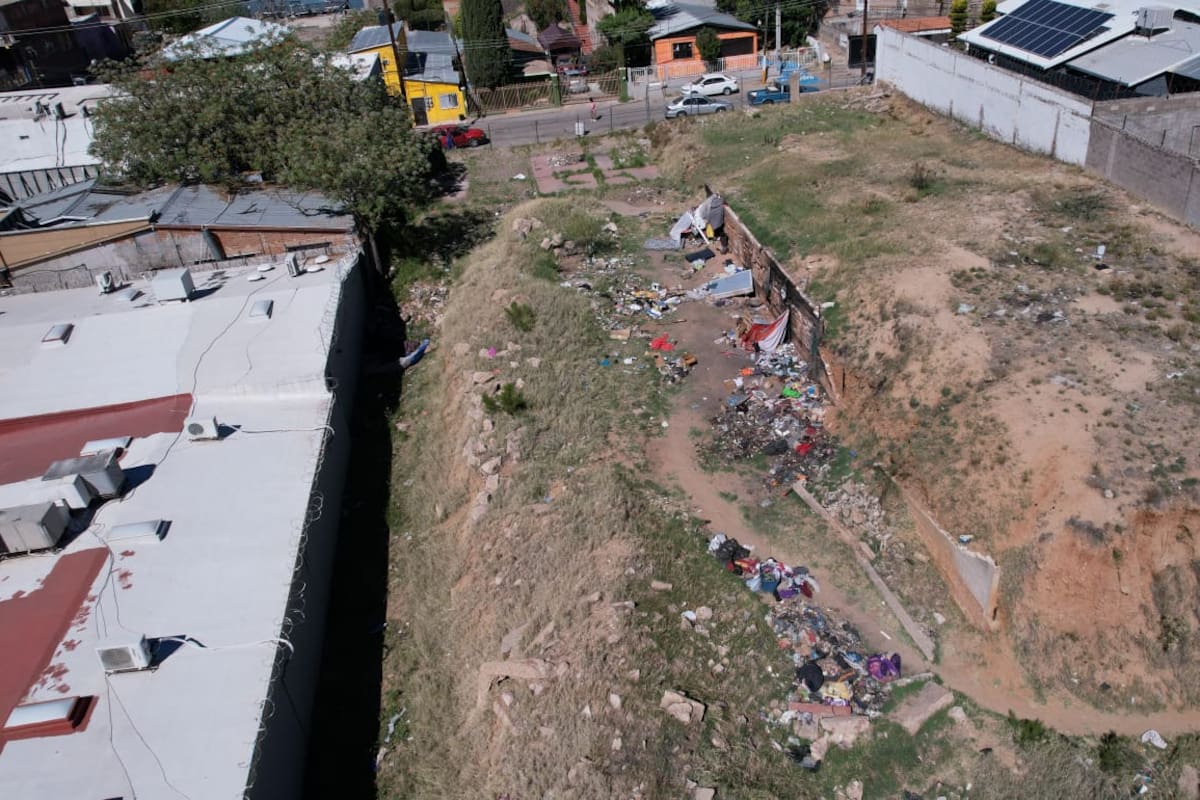 Encuentran a un hombre sin vida a un costado de funeraria de Nogales