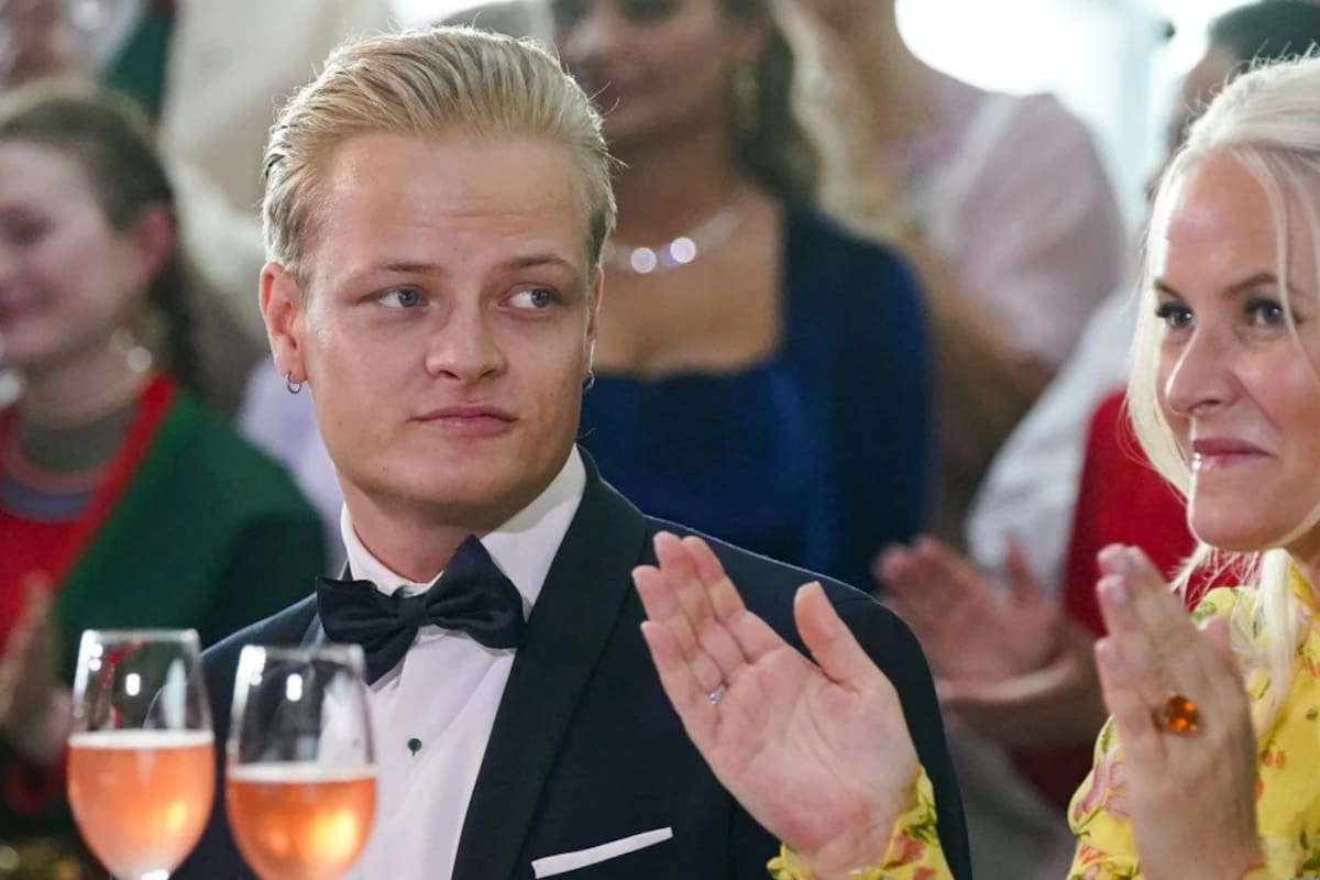 Marius Borg Hoiby de Noruega y la princesa heredera Mette-Marit en Oslo, 16 de junio de 2022. | Crédito: Lise Aserud/NTB vía AP, archivo