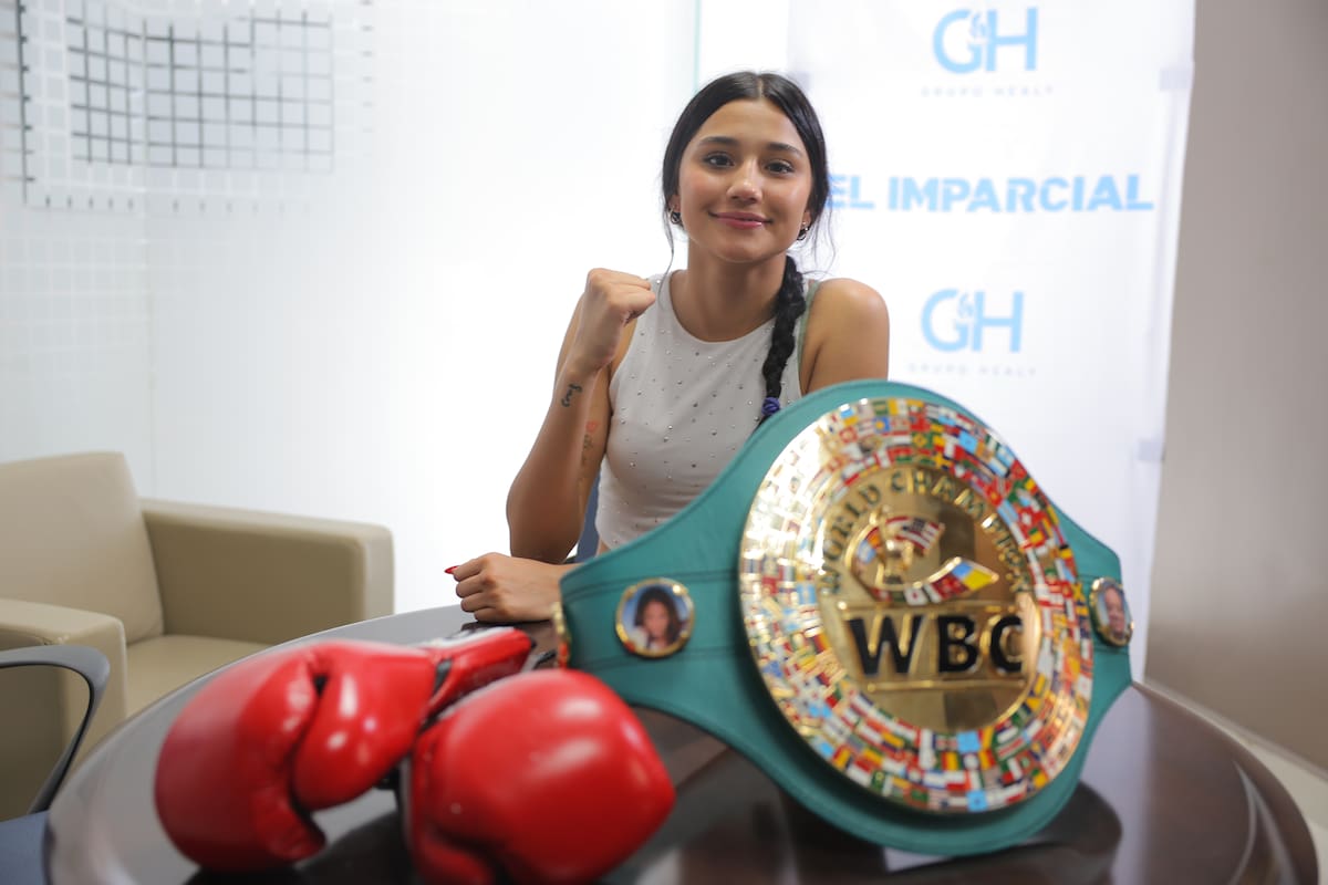 Camila Zamorano presume su campeonato del CMB en las instalaciones del periódico El Imparcial. (Foto: Archivo GH)
