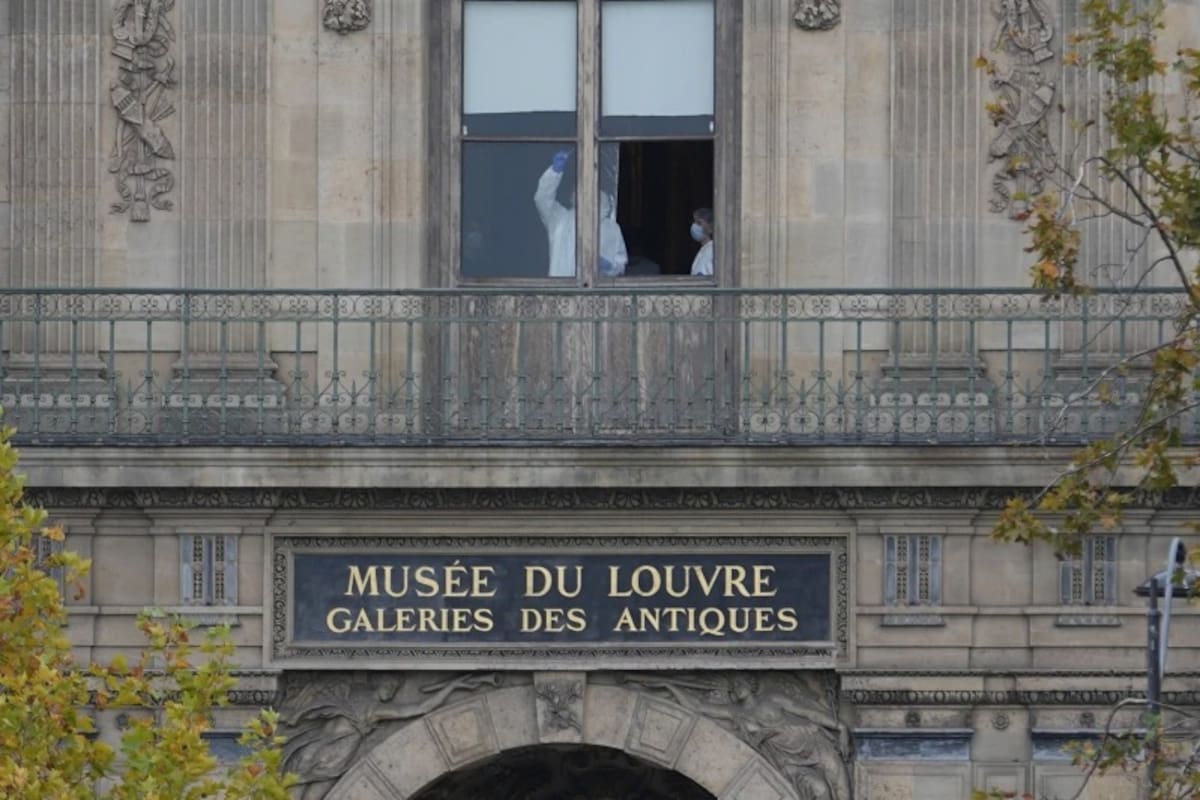 Agentes de policía trabajan en el Museo del Louvre, el domingo 19 de octubre de 2025 en París. | Crédito: AP/Thibault Camus