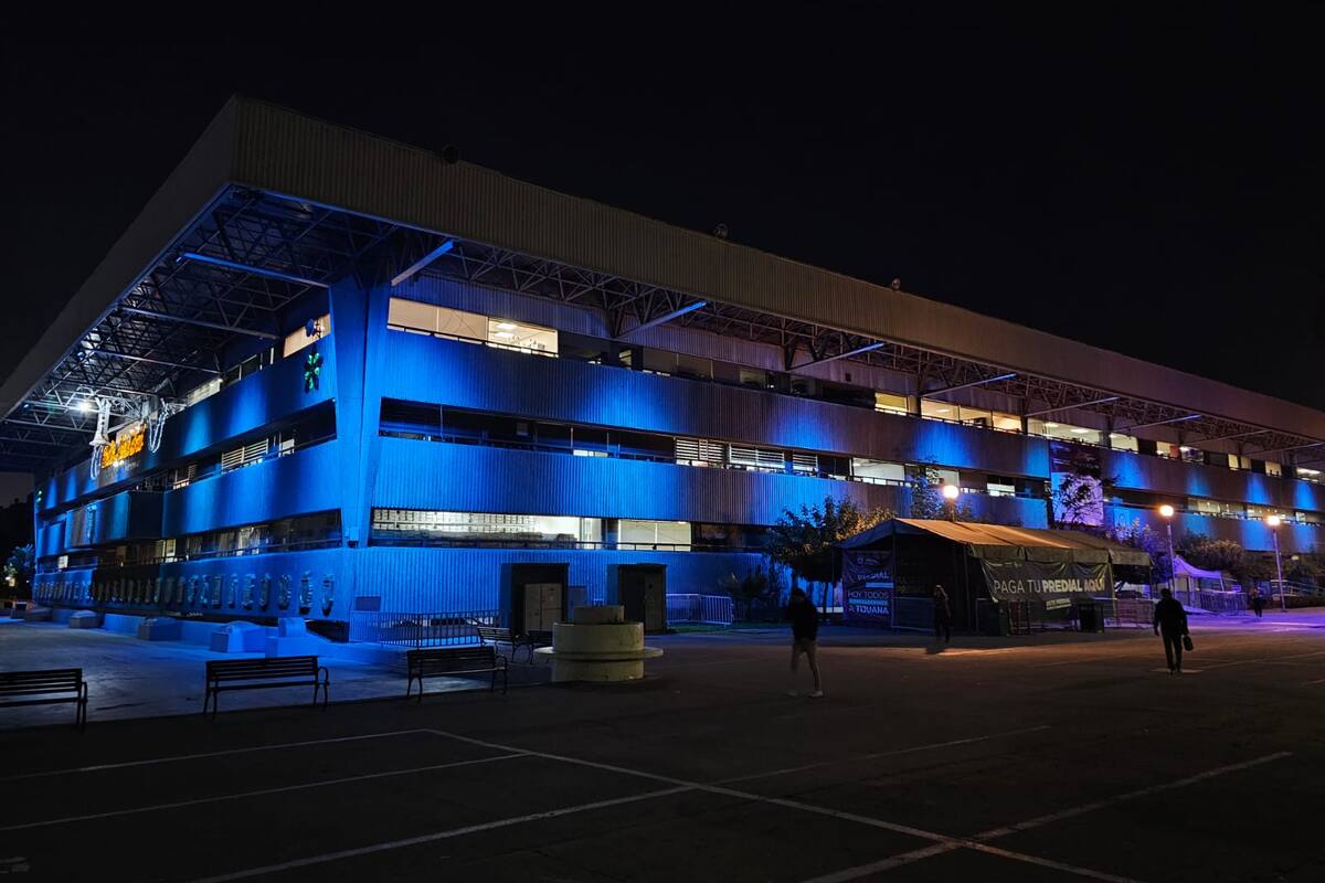 Iluminan de azul el Palacio Municipal