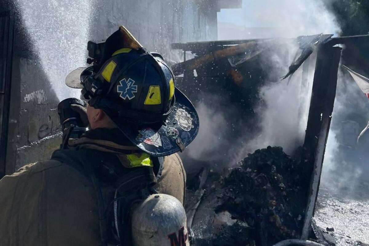 Bomberos Tijuana atienden incendio, volcadura y rescate este martes