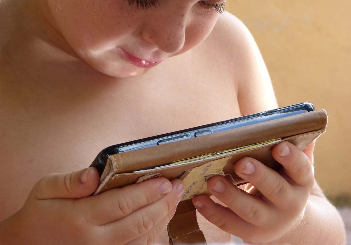 No se trata de rechazar la innovación, sino de integrar prácticas que fomenten una vida emocional y social más sólida en todas las edades.