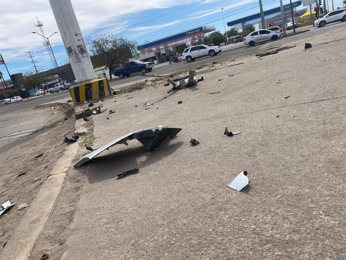 El accidente, informó Seguridad Pública Municipal, se atendió a las 04:20 horas de hoy, cuando el vehículo se impactó contra un poste de CFE, por conducir a exceso de velocidad.