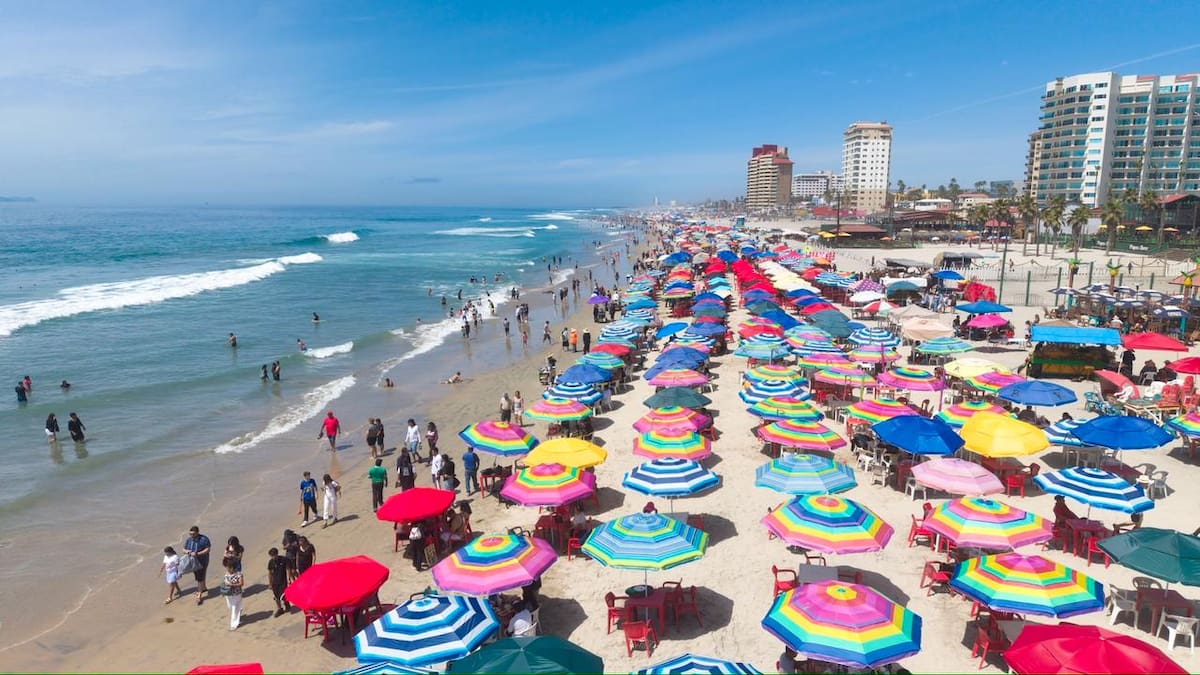 Las playas de Playas de Rosarito registraron alta afluencia de visitantes durante el periodo vacacional de Semana Santa, favorecida por las altas temperaturas. Foto: Border Zoom