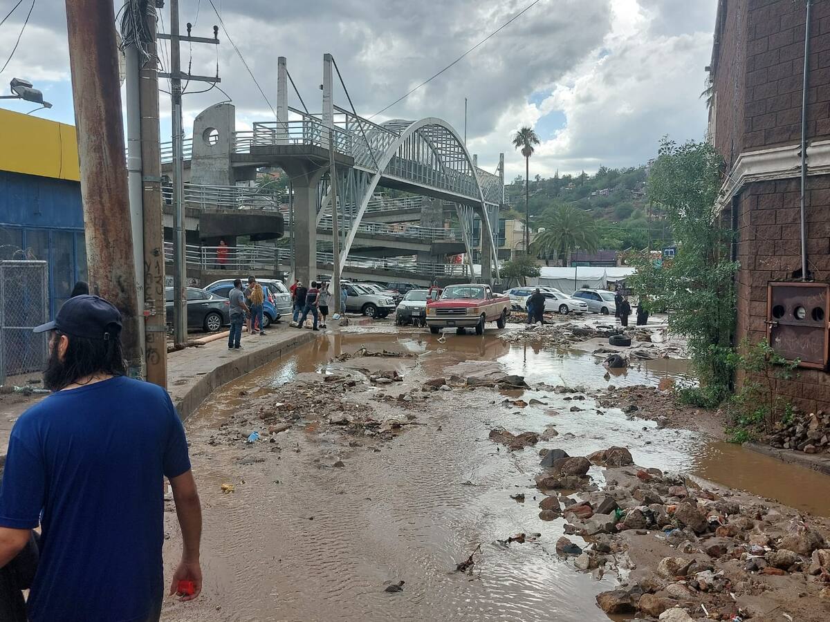 Varios daños ocasionó la tromba en la calle Héroes, de la colonia del mismo nombre. FOTO: MARCO MANRÍQUEZ