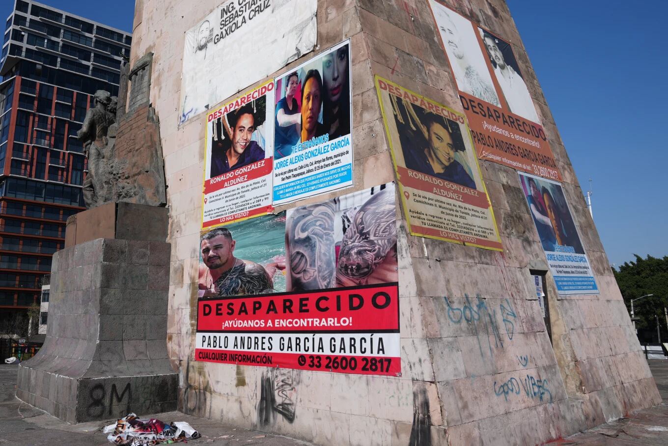 Carteles con los rostros de personas desaparecidas cubren el monumento a los Niños Héroes en Guadalajara, México, el miércoles 25 de febrero de 2026. (Foto AP/Marco Ugarte)