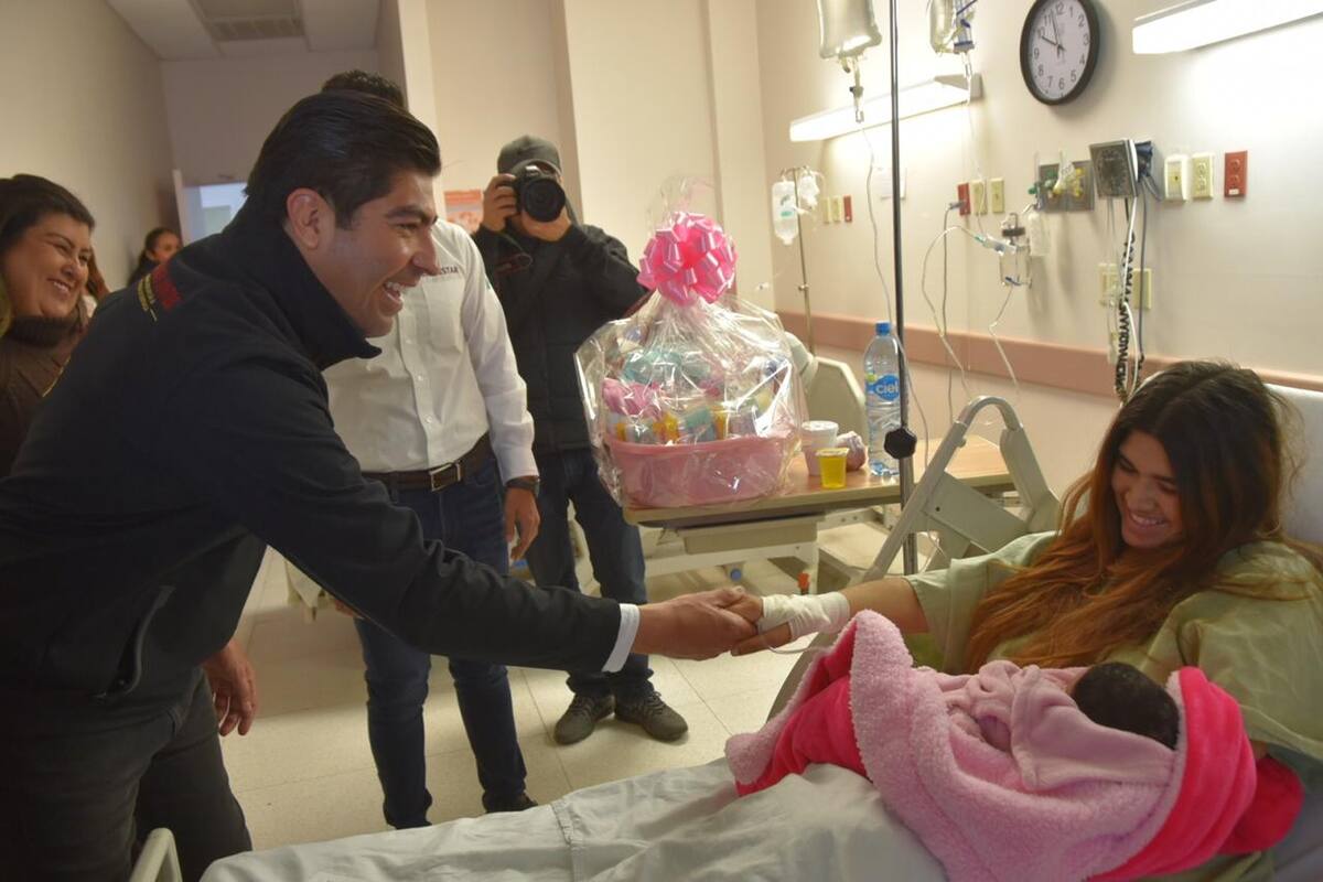 Primeros bebés del 2020 reciben visita de Alcalde de Ensenada