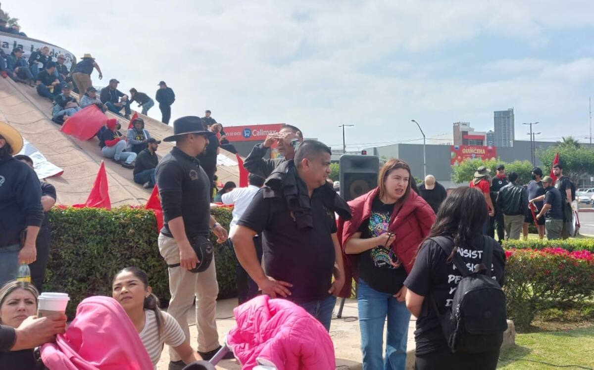 Se encuentran exigiendo a la presidenta de México que cumpla su palabra de eliminar la Ley del Issste del 2007 y la de 1997 del IMSS. Foto: Glenn Sánchez