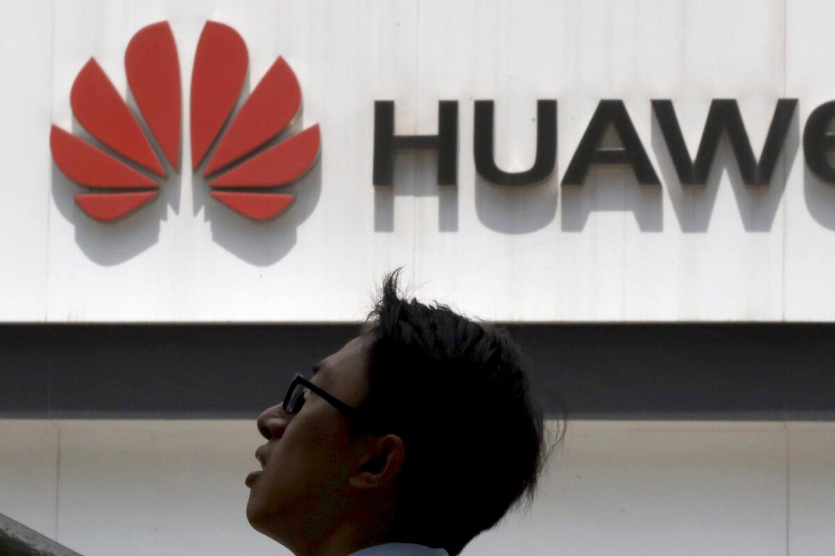 Canciller chino define como "acoso económico" medidas de EU con Huawei