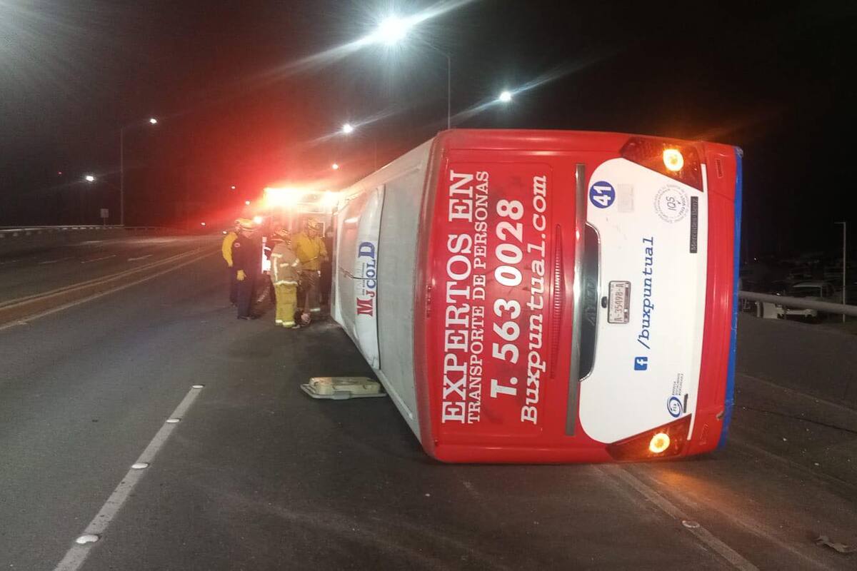 Vuelca un autobús de transporte de personal