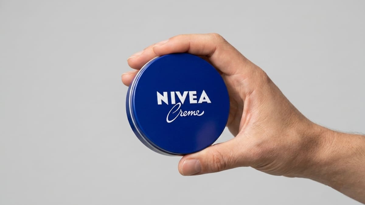 Farmacéutico advierte que la crema Nivea azul no protege del sol porque no contiene filtros solares y advierte que usarla como sustituto del protector solar puede dejar la piel expuesta a los rayos UV
