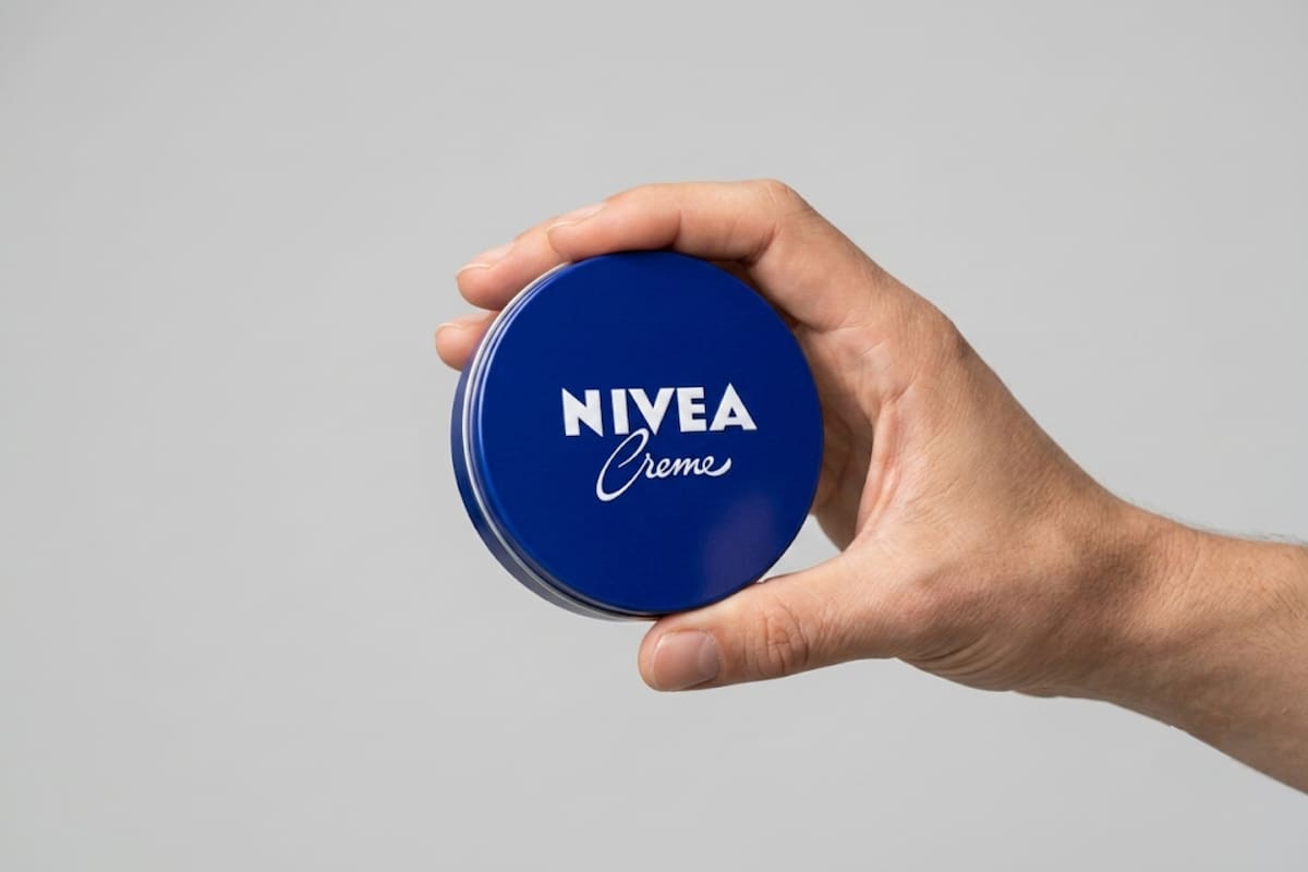 Farmacéutico advierte que la crema Nivea azul no protege del sol porque no contiene filtros solares y advierte que usarla como sustituto del protector solar puede dejar la piel expuesta a los rayos UV
