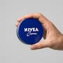 Farmacéutico advierte que la crema Nivea azul no protege del sol porque no contiene filtros solares y advierte que usarla como sustituto del protector solar puede dejar la piel expuesta a los rayos UV