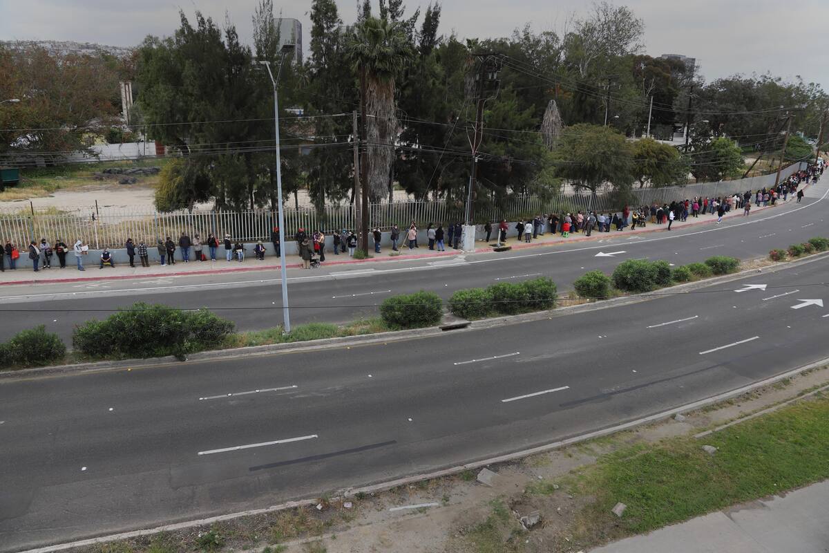 Este miércoles se realizo la jornada de vacunación en la Preparatoria Lázaro Cárdenas.
Desde temprana hora, cientos de adultos mayores se dieron cita en el lugar, para recibir la segunda dosis de la vacuna Pfizer.