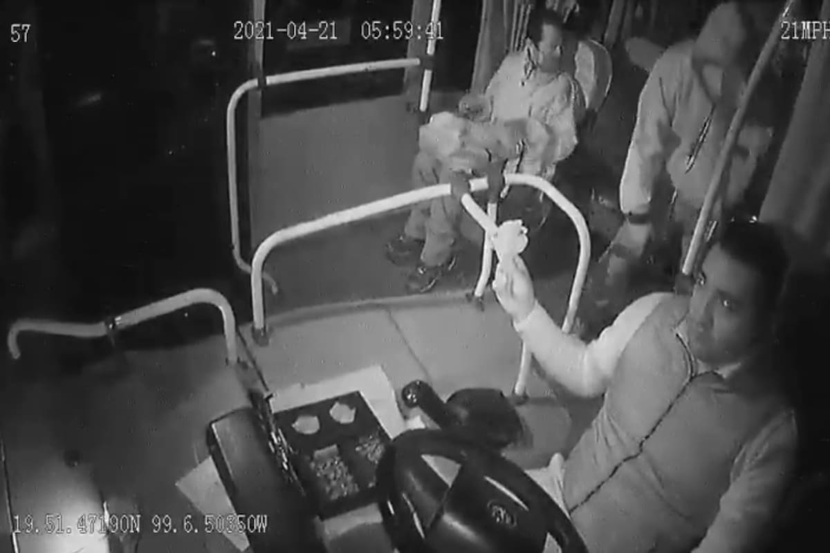 VIDEO: A disparos tres sujetos asaltan autobús de pasajeros en movimiento en el Estado de México