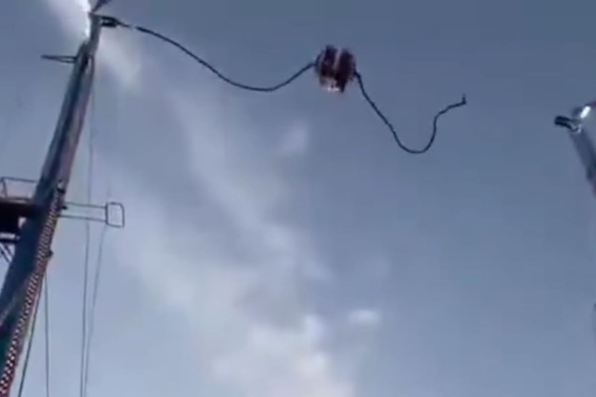 Gritos de terror: El momento exacto en que el ‘tirachinas’ de la Feria de Sevilla falla