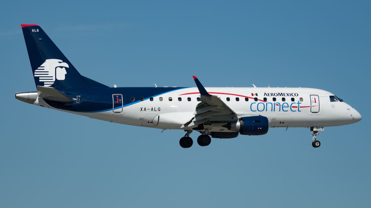 Vuelo de Aeroméxico que partió desde Madrid a Monterrey sufrió un desvío a Canadá tras una emergencia a bordo mientras pasajeros pasan horas varados en una instalación militar tras aterrizaje