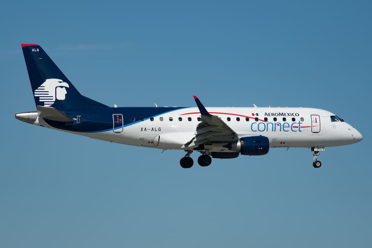 Vuelo de Aeroméxico que partió desde Madrid a Monterrey sufrió un desvío a Canadá tras una emergencia a bordo mientras pasajeros pasan horas varados en una instalación militar tras aterrizaje
