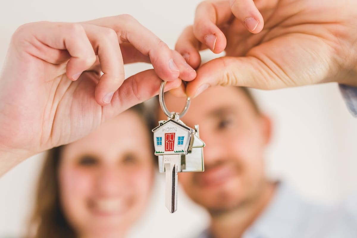 El encarecimiento de las casas, hace que jóvenes vivan más tiempo con sus padres. | Foto: Pexels