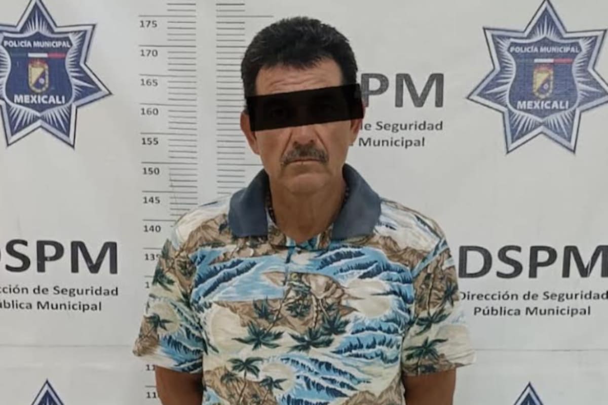 Robó dos botellas de tequila en plaza comercial y descubren que era buscado por otro robo