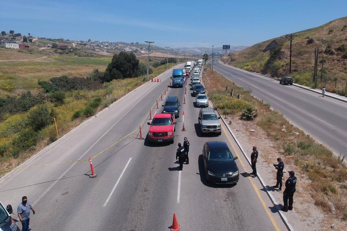 Largas filas para entrar a Rosarito