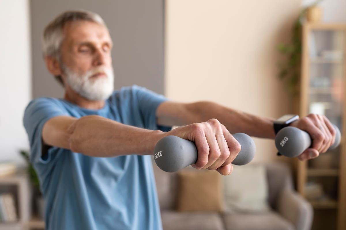 Especialistas aconsejan combinar ejercicios de fuerza, movilidad y equilibrio, adaptados siempre a las capacidades individuales de cada persona. | Magnific