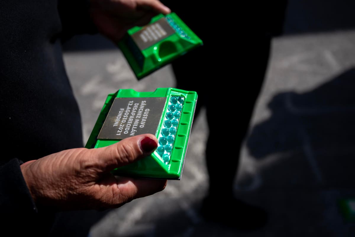 Familiares y amigos de personas desaparecidas colocan hoy adoquines o 'piedras de tropiezo' por la memoria de las víctimas de desaparición forzada, frente a la sede de la Fiscalía General del Justicia del Estado de Nuevo León (México). EFE/Miguel Sierra